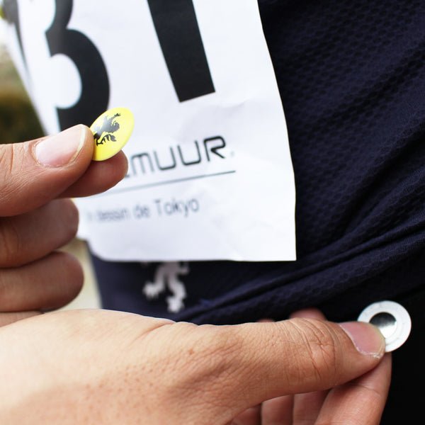 マグネティックレースビブホルダー